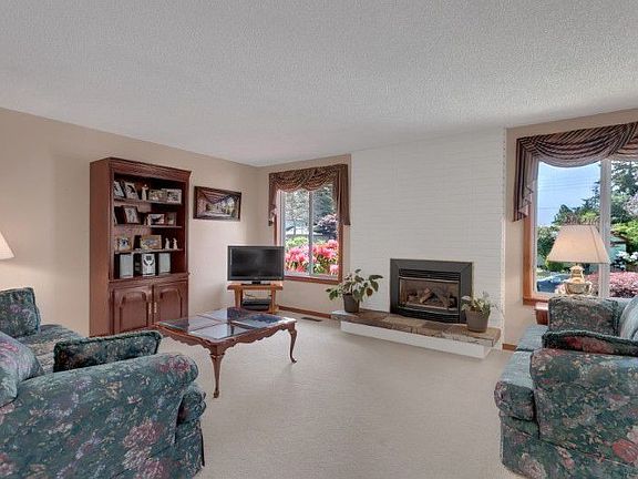 Light & bright living room with gas fireplace.