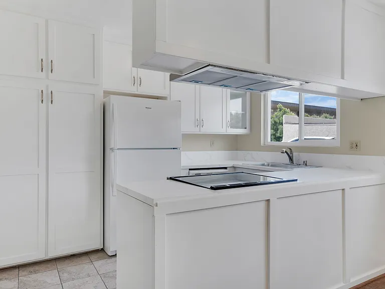 1690 E Hillcrest Dr — Photo 8