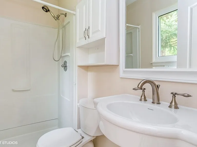 421 Bayview Ave — Photo 7
