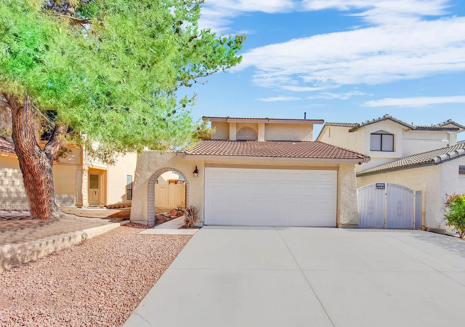 Beautiful 5 bedroom 2.5 bathroom pool home in West Las Vegas! — Photo 1