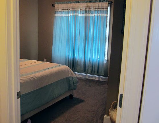 5th image of 220 Holland View Dr