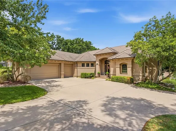 138 S Shore Dr, Lake Winnebago, MO 64034