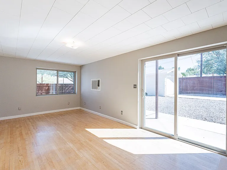 102 N Avenida Carolina — Photo 28
