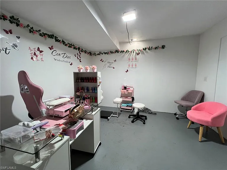 3767 Golden Gate Blvd E — Photo 16