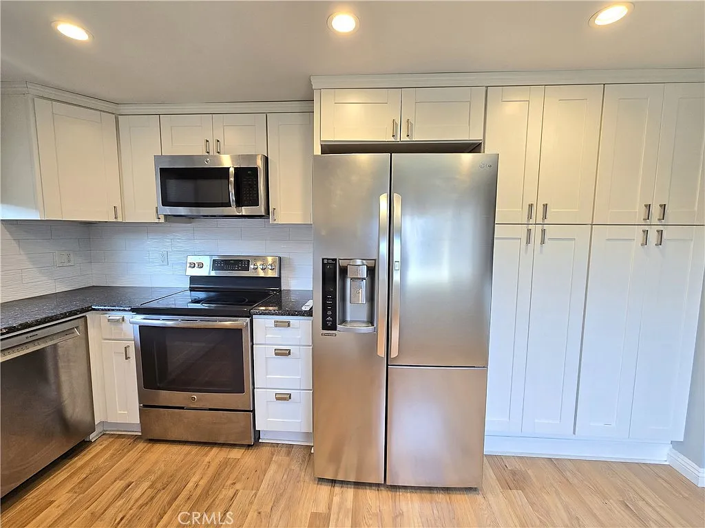 3 bed, 1143 sqft, $3,600 — Photo 2