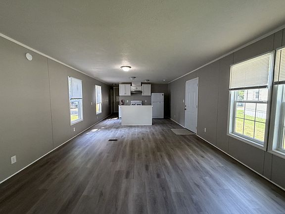 3rd image of 423 Alice Ln