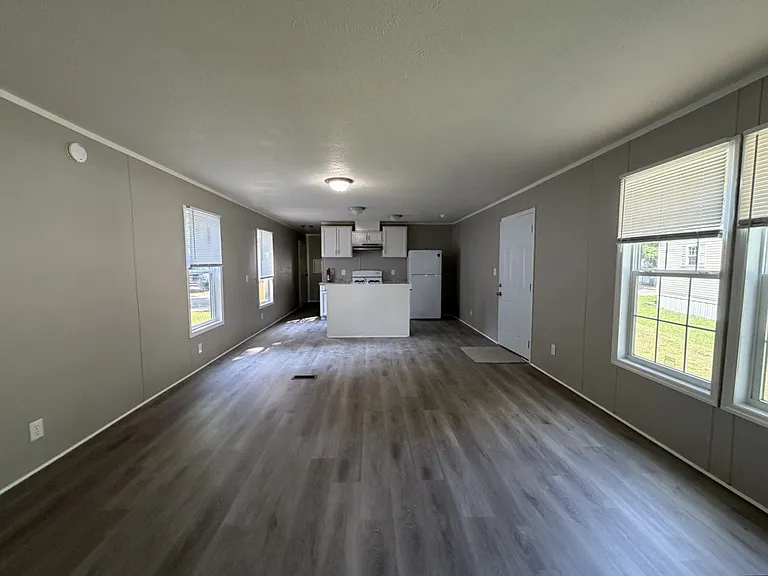 423 Alice Ln — Photo 3