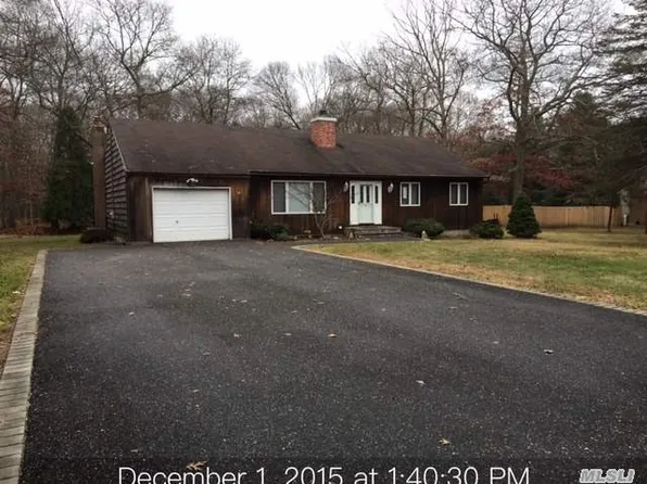 19 Giant Oak Rd, Ridge, NY 11961