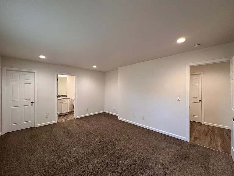 565-567 Churchill (Duplex) — Photo 13