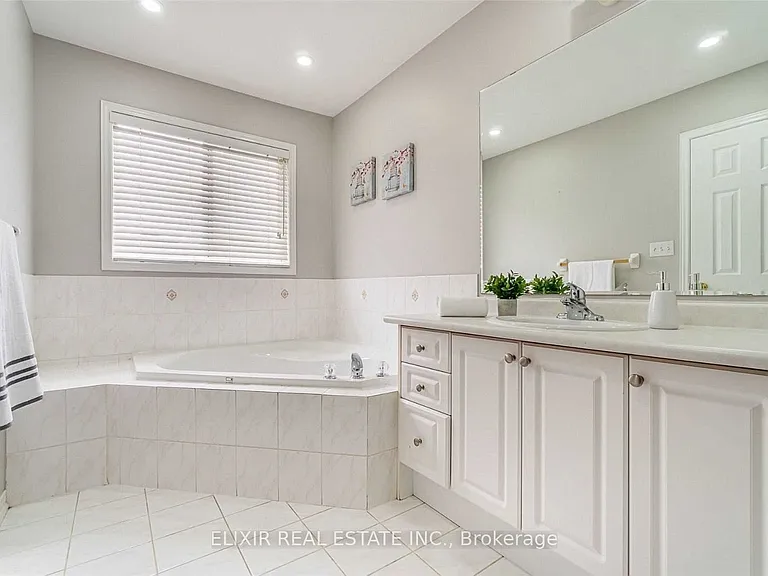 29 Timbertop Cres #UPPER LEVEL — Photo 22
