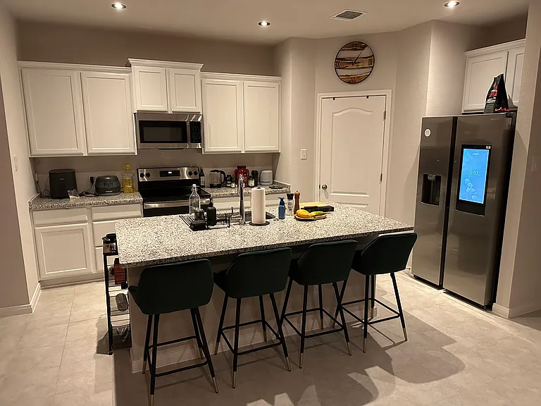 748 Oxford Ln — Photo 2