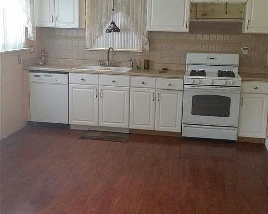 3rd image of 18548 Blue Island Ct