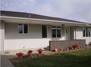 302 Rosewood Dr, Hesston, KS 67062