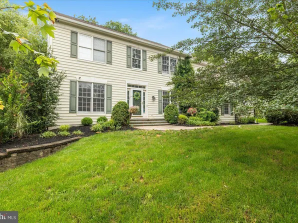 10 Eagleton Farm Rd, Newtown, PA 18940