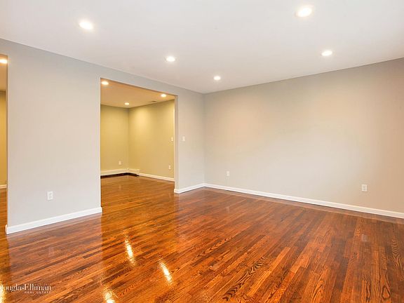 3rd image of 468 Bohemia Pkwy
