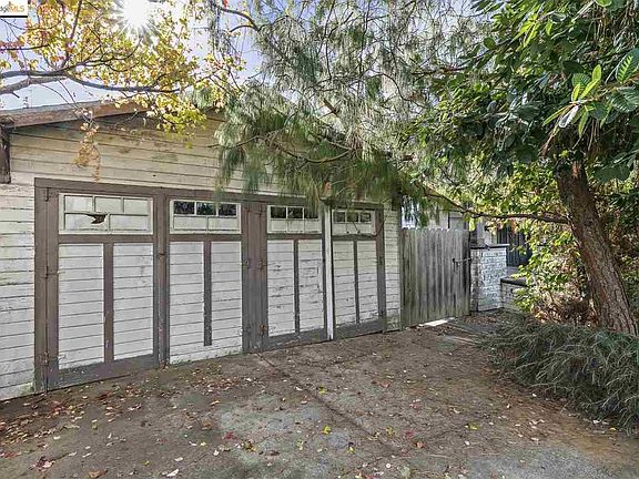 4th image of 2640 Esmond Ave