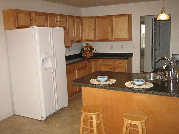 Eat In Kitchen Fridge and Dishwasher included