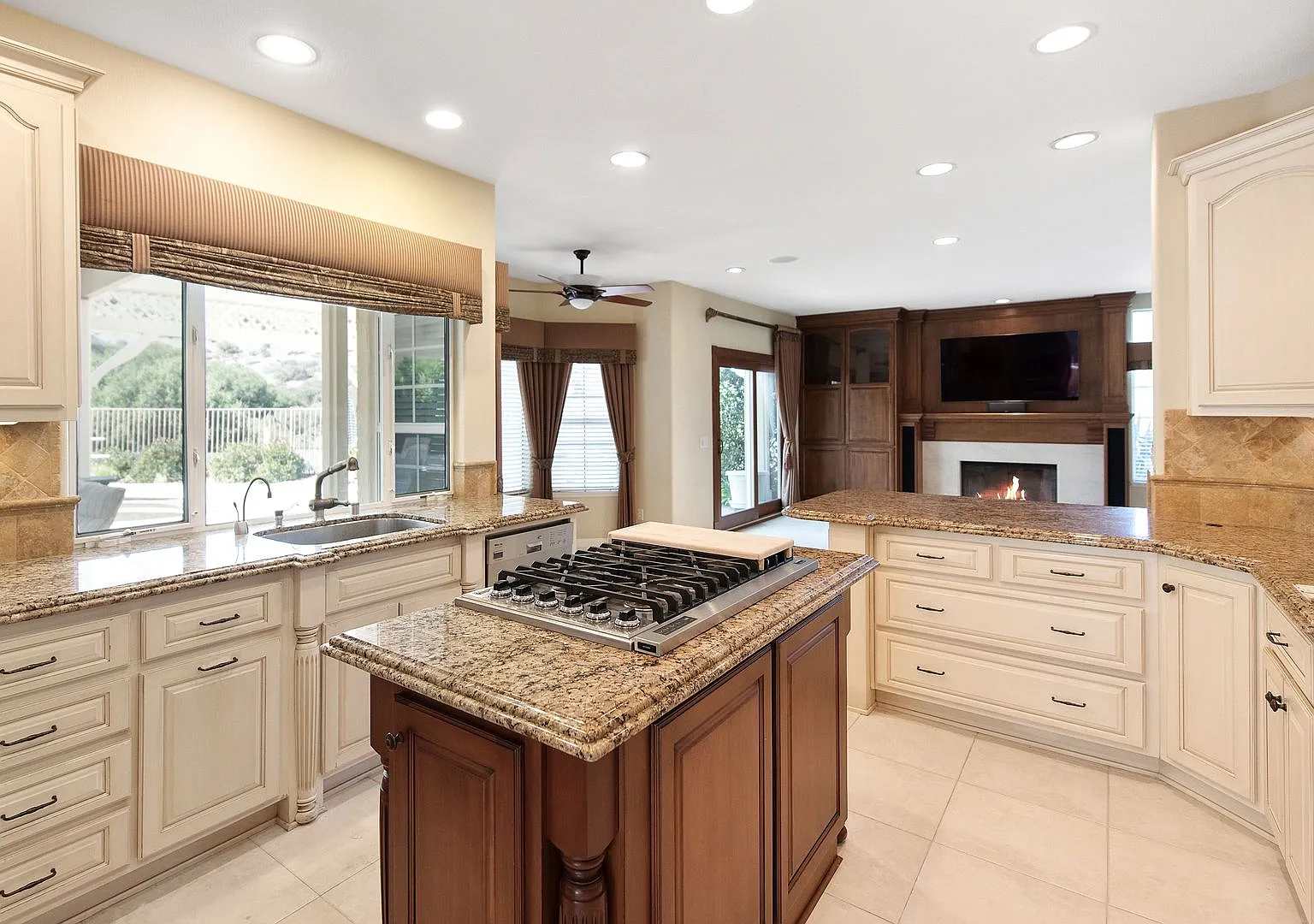 Luxury Living in this Stunning Pool Home! — Photo 4