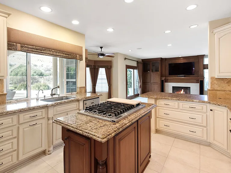 2663 Yellowwood Dr — Photo 4