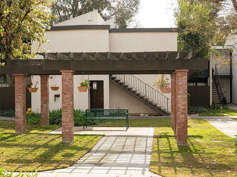 Evria Claremont Apartments — Photo 28