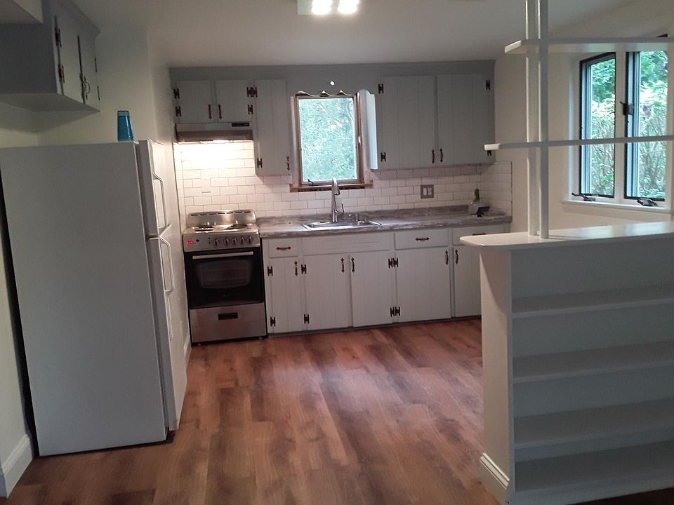 2nd image of 17 Shady Oak Ln