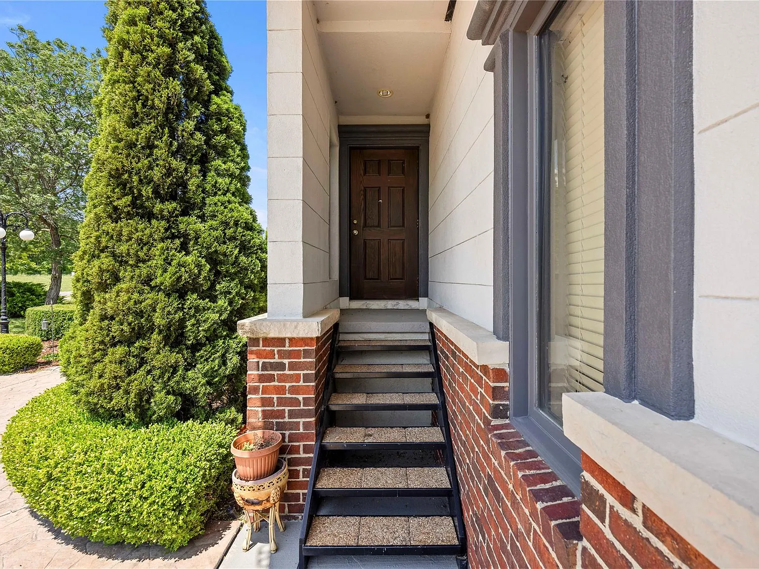 5 bed, 8.5 bath, 6897 sqft, $9,500 — Photo 2