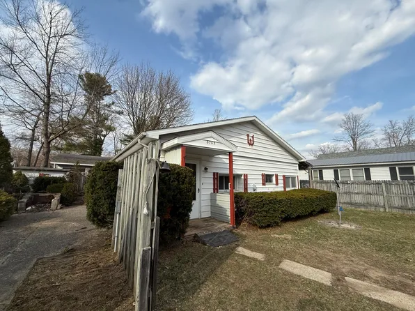 8705 E James St, White Cloud, MI 49349