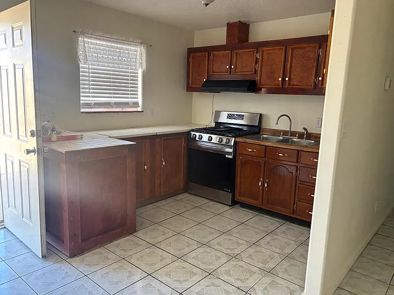 Los Arboles Ave NW — Photo 2