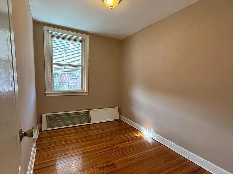 4240 Sheffield Ave — Photo 8