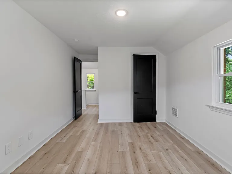 2179 Vantine St — Photo 17
