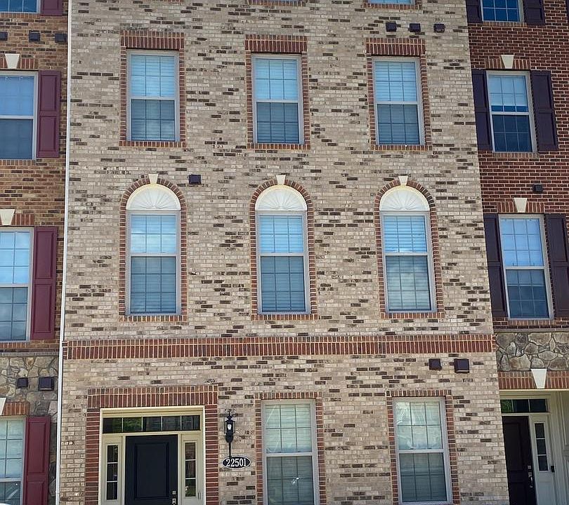 1st image of 22501 Naugatuck Sq