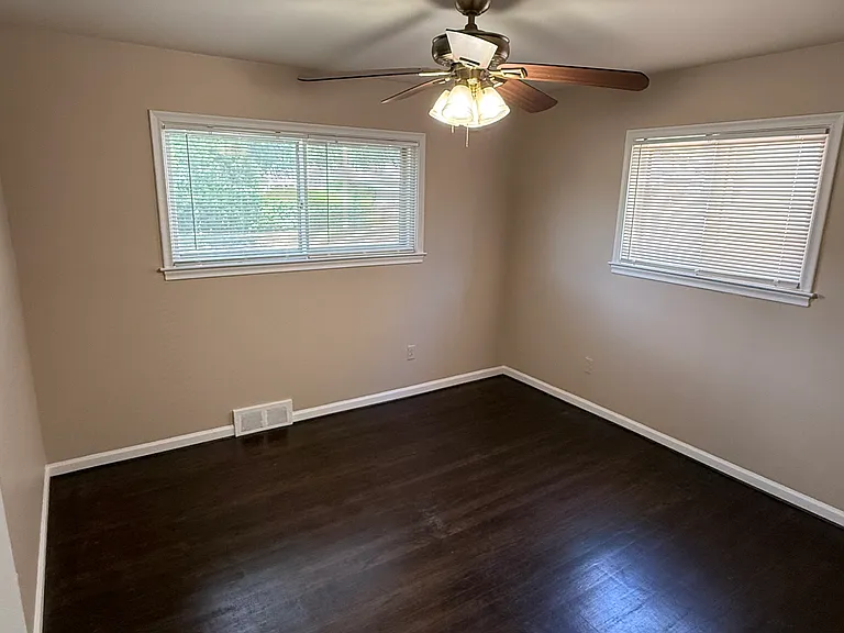24425 Florence St — Photo 7