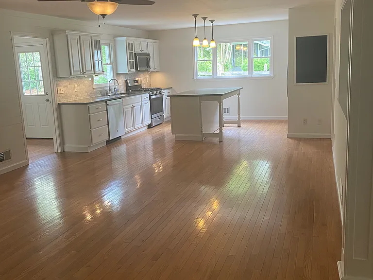 225 Thompson Pl — Photo 8
