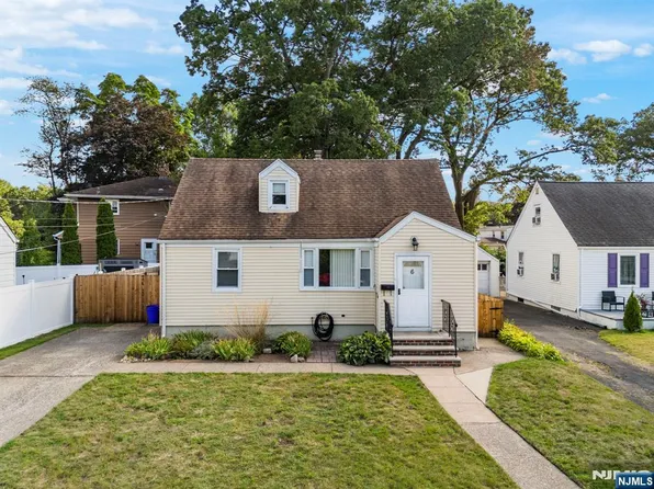 6 English Ave, Elmwood Park, NJ 07407