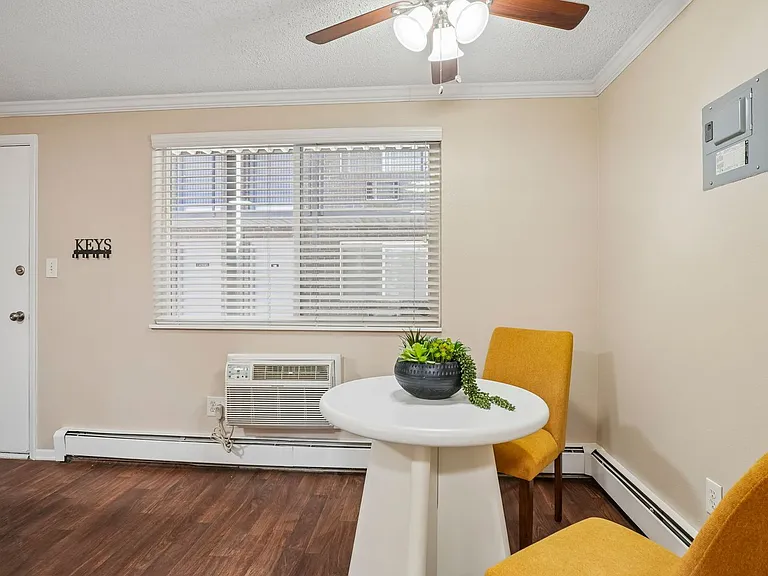 Lorinda Apartments — Photo 17