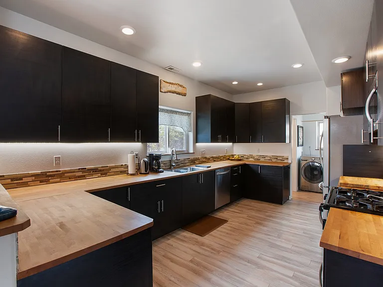 705 Valley View Dr — Photo 12