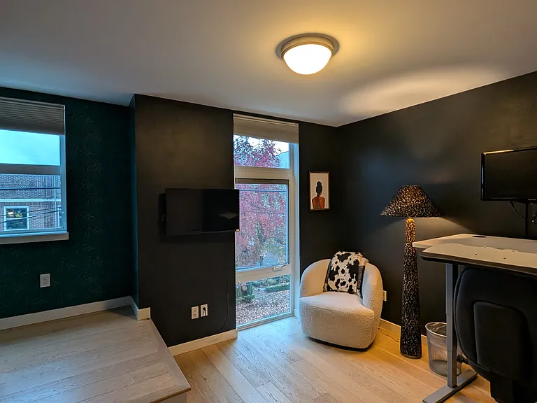 1604 E Thomas St — Photo 6