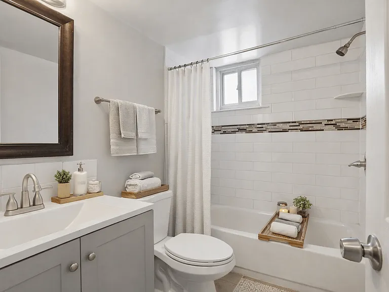 Hillcrest Apartments — Photo 14