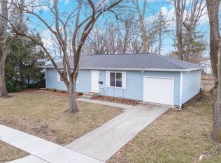 221 Meadowbrook Dr, Bloomington, IL 61701