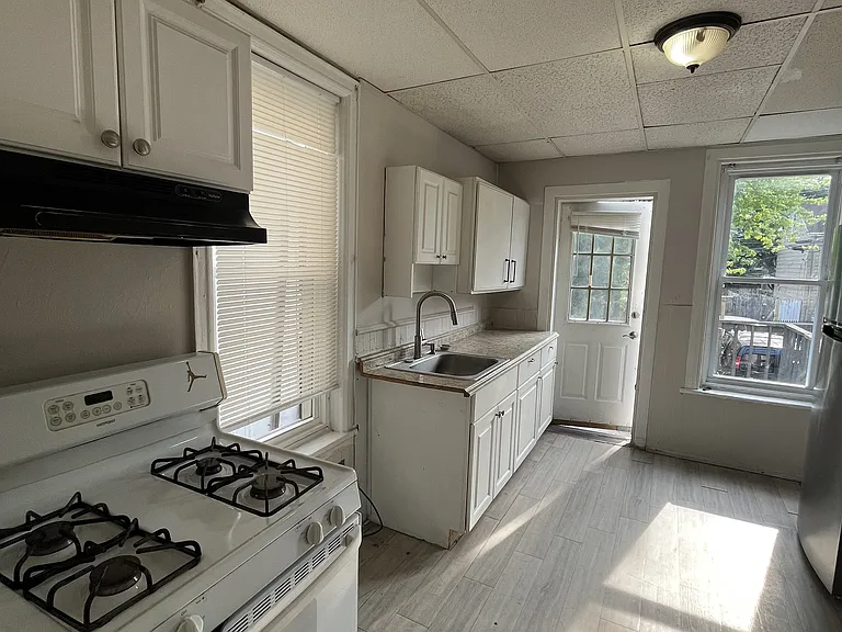 433 Centre St — Photo 2