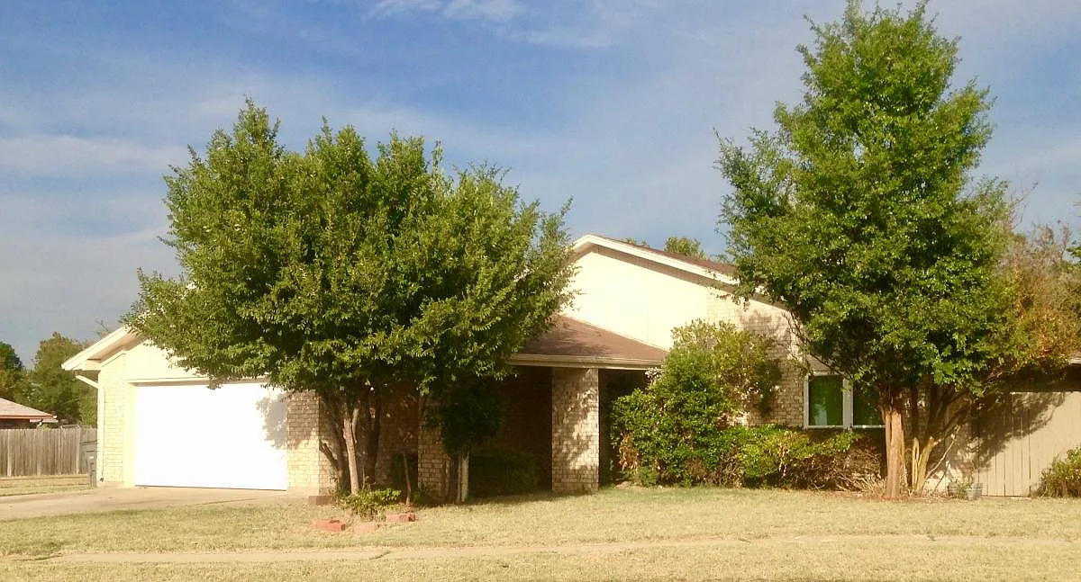 4 bed, 2020 sqft, $1,750 — Photo 2