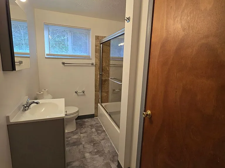 3 Bedroom Townhouse - Penn Hills School District - Available NOW! — Photo 12