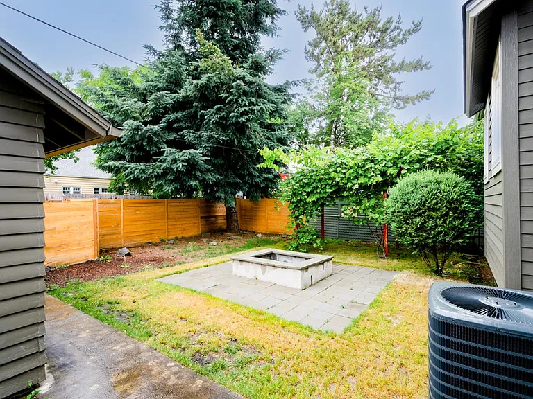 6389 N Commercial Ave — Photo 23