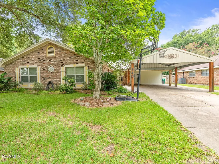140 Orangewood Dr — Photo 1