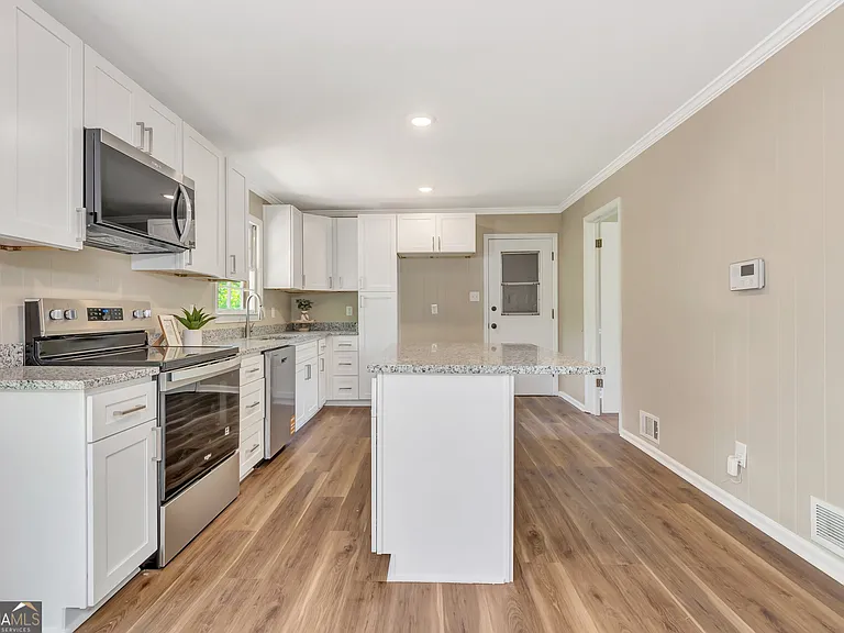 335 Kelly Dr — Photo 5