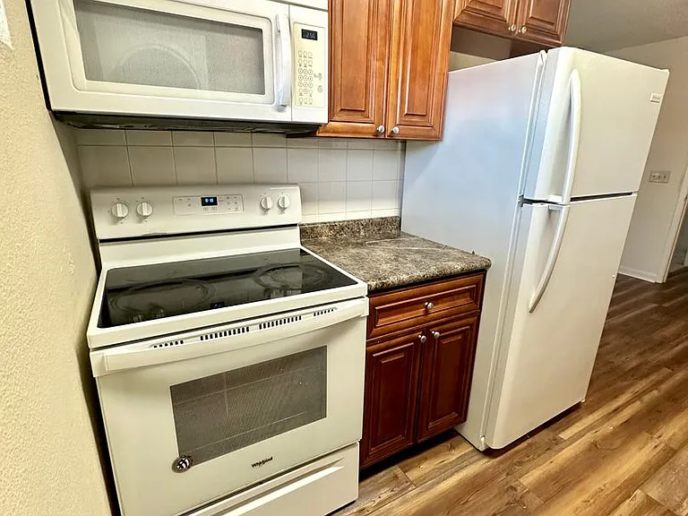 University Pointe Apartments — Photo 14
