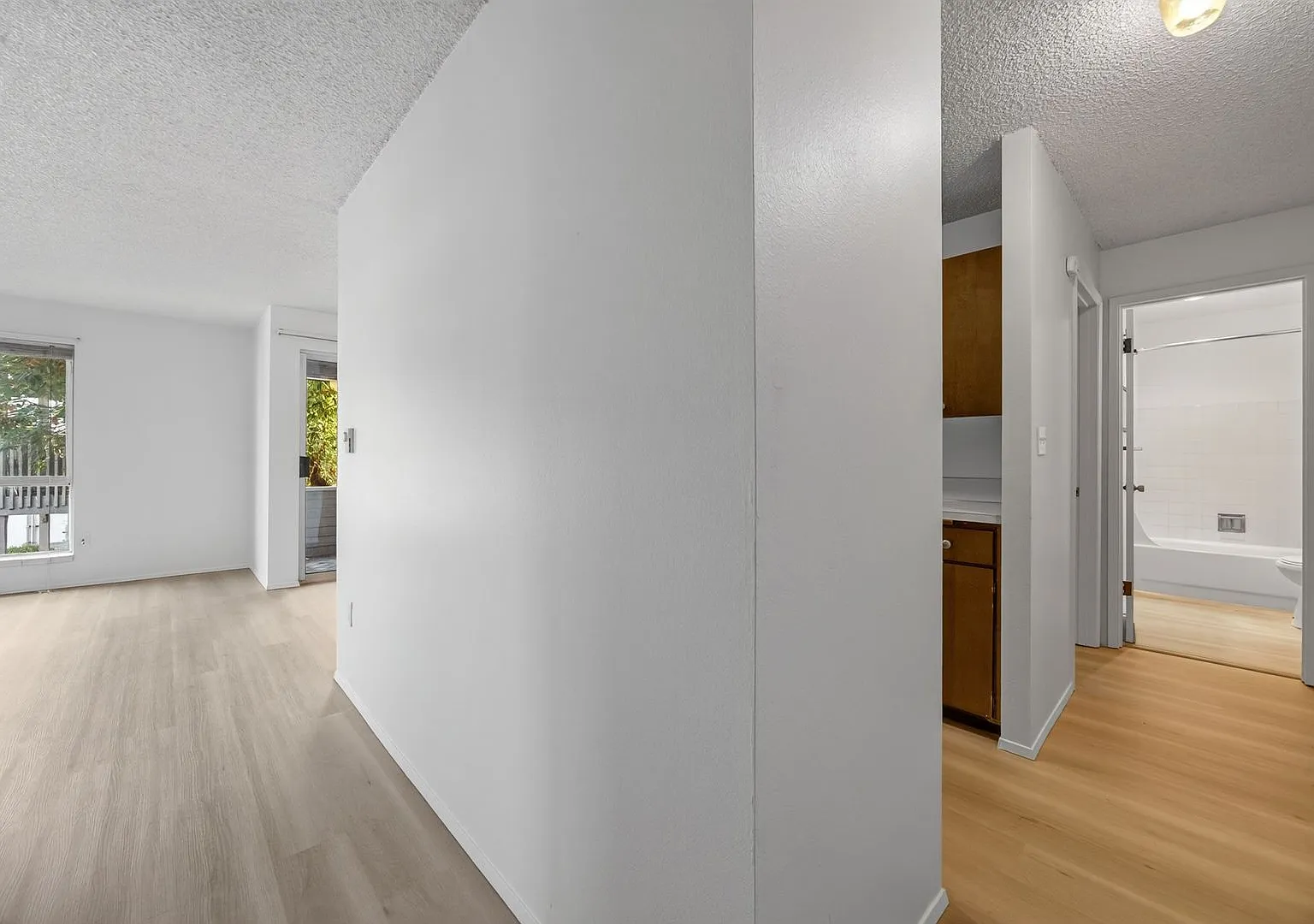 Charming 1-Bedroom Apartment in Highland Park Freshly Updated & Conveniently Located — Photo 4