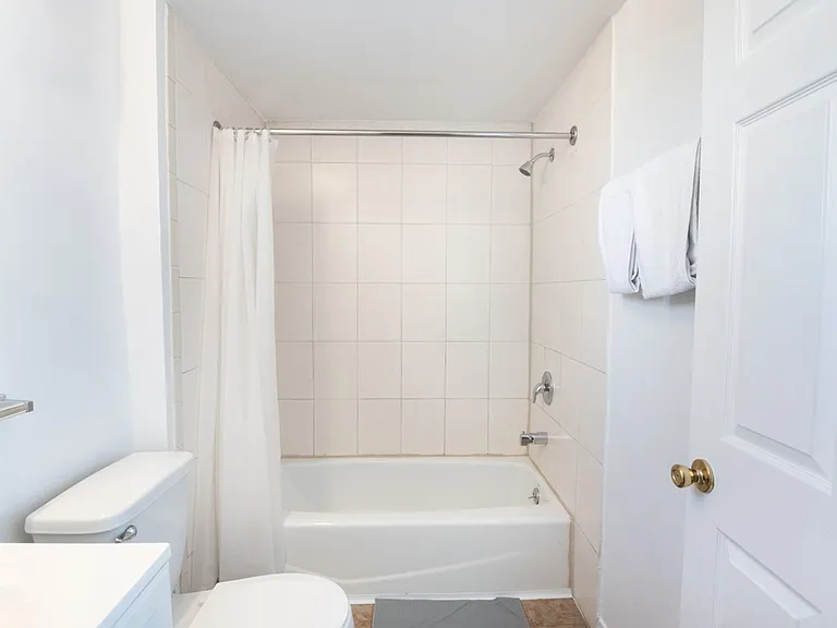 Royal Viking Apartments — Photo 45