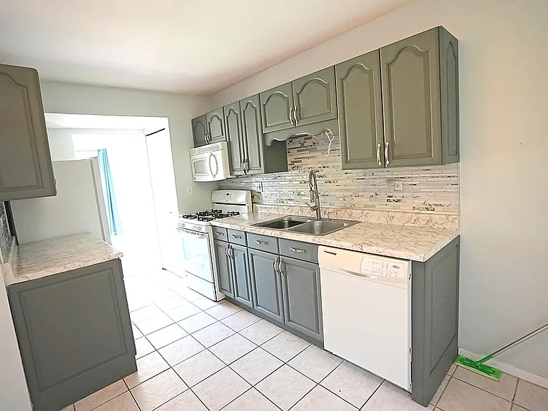 2684 Waterford Ct — Photo 9