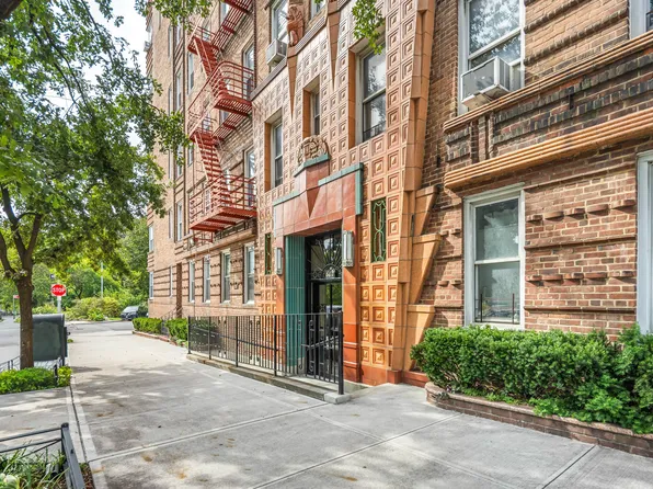 601 Pelham Parkway North image 2 of 22